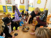 Halloweenský čarodějný den s karnevalem